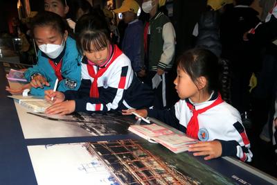 探寻海军发展进程，弘扬爱国主义精神！青岛敦化路小学举行海军博物馆研学活动