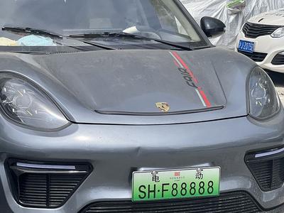 老头乐前挂“保时捷”后贴“法拉利”车牌号SHF88888，55岁车主被行拘