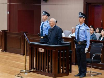 河北省人大常委会原副主任王雪峰受贿、利用影响力受贿案一审开庭