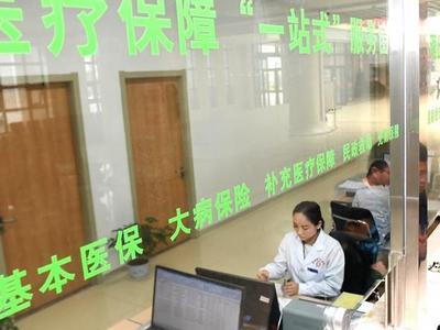 六旬女子盗刷同居男友医保卡，因盗窃罪、诈骗罪被公诉