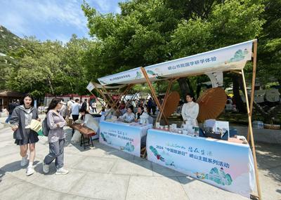 公职人员出差期间利用双休日自费在当地景点旅游，算不算违纪？