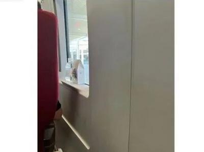 花700元买靠窗一等座，居然没窗？12306回应