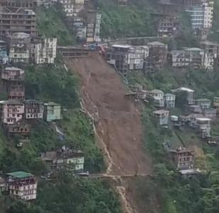 印度一采石场垮塌造成至少13人死亡，另有16人失踪