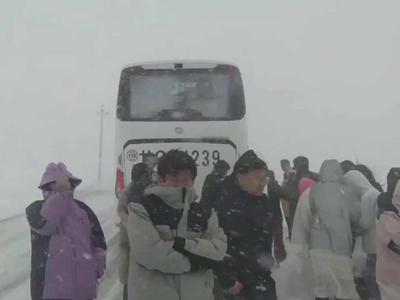 载42名游客大巴遭遇极端天气，青海多部门紧急救援