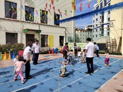 陪伴“星宝”欢度“六一”！青岛这家幼儿园来了一群志愿者 