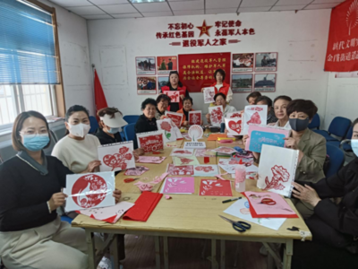 美德信用丨金门路街道逍遥社区开展“情润五月 感恩慈母”母亲节剪纸活动