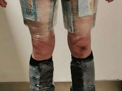 旅客绑藏52台旧手机进境，脚步沉重神情异常被海关查获