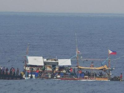 菲律宾多艘船只在我黄岩岛邻近海域非法聚集，中国海警加强现场监视取证
