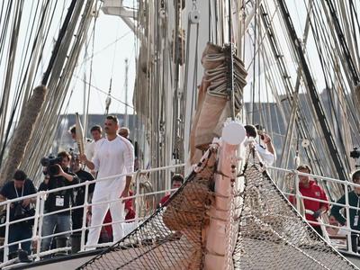巴黎奥运会火种登陆法国，即将开启本土传递
