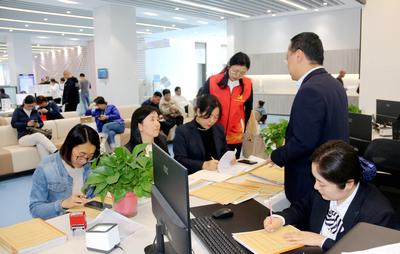3小时办好45份营业执照  西海岸新区政务服务“定制办”解难题