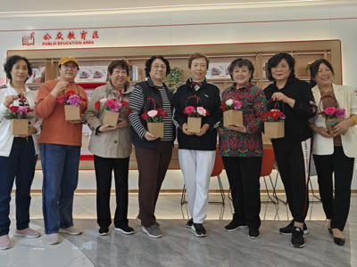 美德信用丨金门路街道大尧社区开展“以花为礼”母亲节插花主题活动