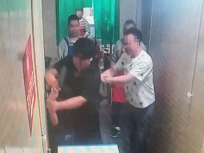 在夜市徒手夺刀的大学生找到了！警方已为他申报见义勇为