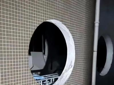 两儿童捉迷藏从通风口坠入地下车库，致1死1伤！多方回应