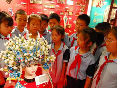中小学生走进博物馆，感受非遗传统艺术独特魅力