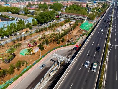 “五一”期间，重庆路道路两侧整治工程掀起大干热潮