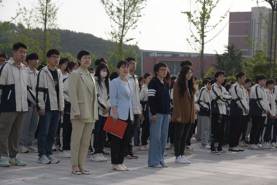 青岛理工大学：开展国旗下的思政课，纪念青岛解放75周年