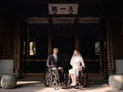 这对“轮椅夫妻" ，秀恩爱的方式有点特别
