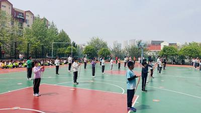市南区首届“局长杯”中小学生万人跳绳大赛启动