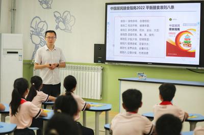 要营养又要口味，学生众口难调怎么办？青岛的标准化食堂建设走在全省前列