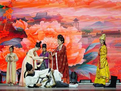 八部好戏开启校园戏剧盛宴，青岛大学文学与新闻传播学院第二届戏剧文化节举行