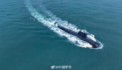 超霸氣！潛艇踏浪而行也太帥了