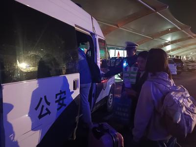 河南游客被青岛高速交警暖到了！车辆凌晨遇故障，交警帮找酒店并护送