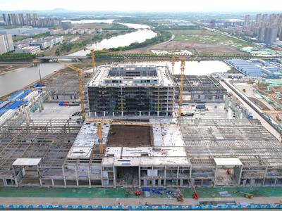 上合示范区新地标建设提速！中铁建工上合大厦项目钢结构工程全面封顶