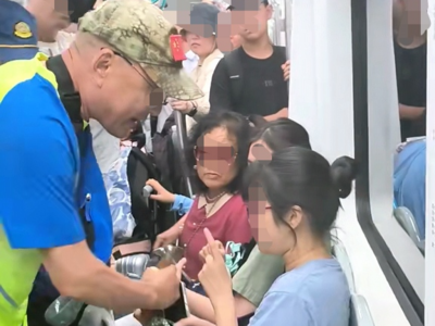 北京地铁10号线，一男子要求让座遭拒袭扰年轻女子！警方通报→