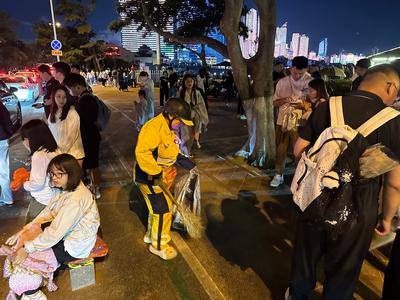 端午假期，青岛1.7万名环卫工人全员在岗，782座公厕24小时开放