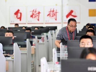 探访高考评卷现场：一张试卷的分数怎样“出炉”