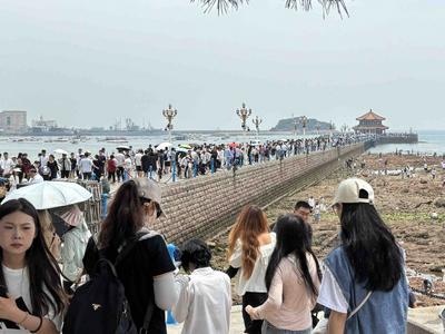 假期第一天，青岛栈桥景区展现“顶流”吸引力