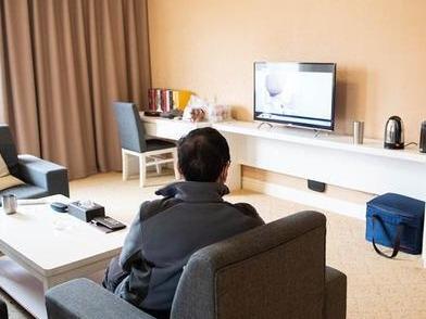 开机率断崖式下跌，电视机如何重回客厅“C位”？