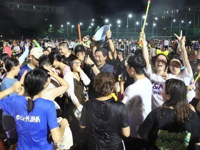 武汉一大学，党委书记和学生打起了水仗！