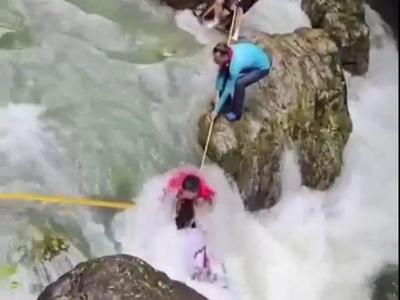 这个“操作”很凶险！石人峡2名驴友遇难更多细节→
