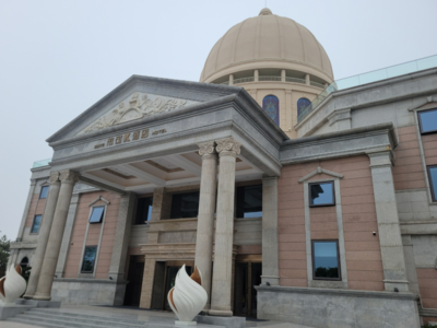 今天，石老人沙滩这一地标建筑，“焕新”归来！