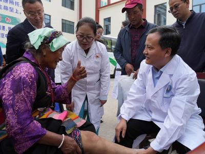 援派干部风采丨不到一年两次进藏 青岛“辫子医生”圆了藏族同胞的“健步梦”