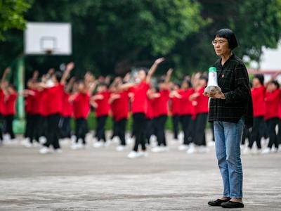 张桂梅送学生高考一送就是14年