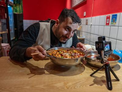 伊拉克小哥成中国美食网红：我是外国人，但我不是外人