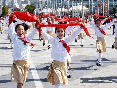 全国少工委办公室发布关于红领巾佩戴方法的说明