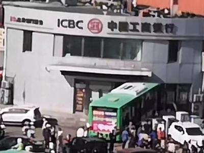 大连一公交车撞上银行大门，49名乘客送医，官方通报