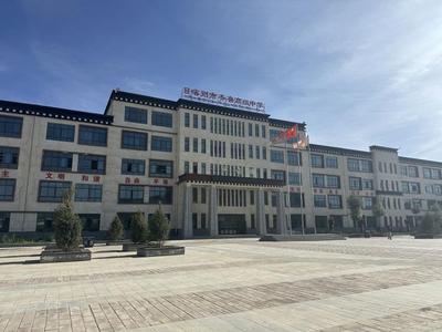 捐书逐梦！山东爱心企业向日喀则市齐鲁高中捐赠爱心图书