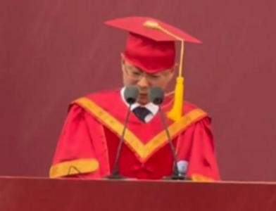 让学生少淋雨，长江大学校长3100字毕业致辞压缩进1分钟
