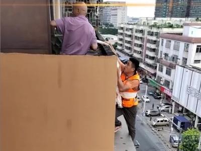 早晨，他抬头一看！太悬了……
