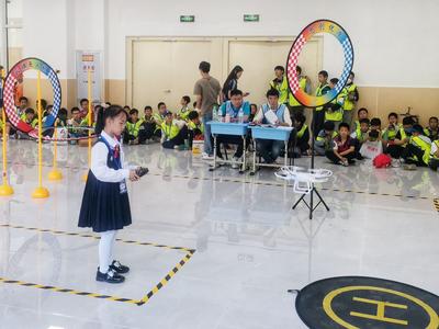 李沧区举行中小学科技智力运动会"赋能·少年杯"无人机挑战赛