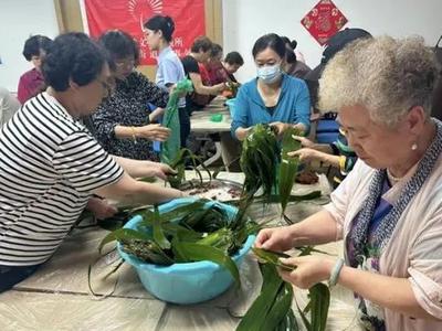 金门路街道大尧社区开展“浓情端午 邻里共粽”端午节包粽子活动