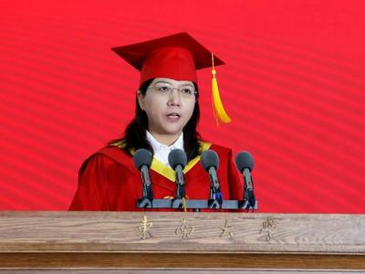 “脱稿演讲神器”火了！毕业典礼上，听听校长们都说些什么