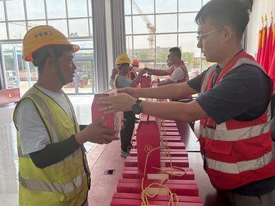 全力冲刺月底首栋楼主体结构封顶！青岛市中医医院城阳院区项目温情送粽