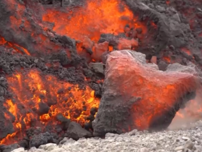 冰岛火山熔岩流吞没道路，缓慢流向城镇