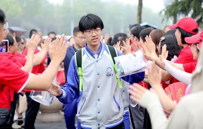 青岛中考化学科目试题新颖，情境设置贴近生活