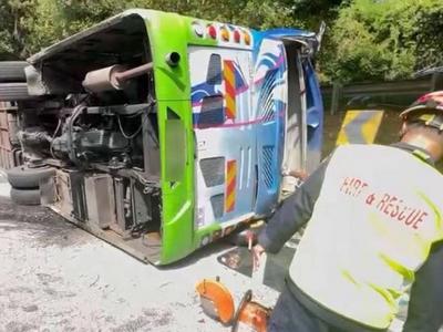 一旅游巴士在马来西亚翻覆致2人死亡，当地媒体称有中国公民遇难